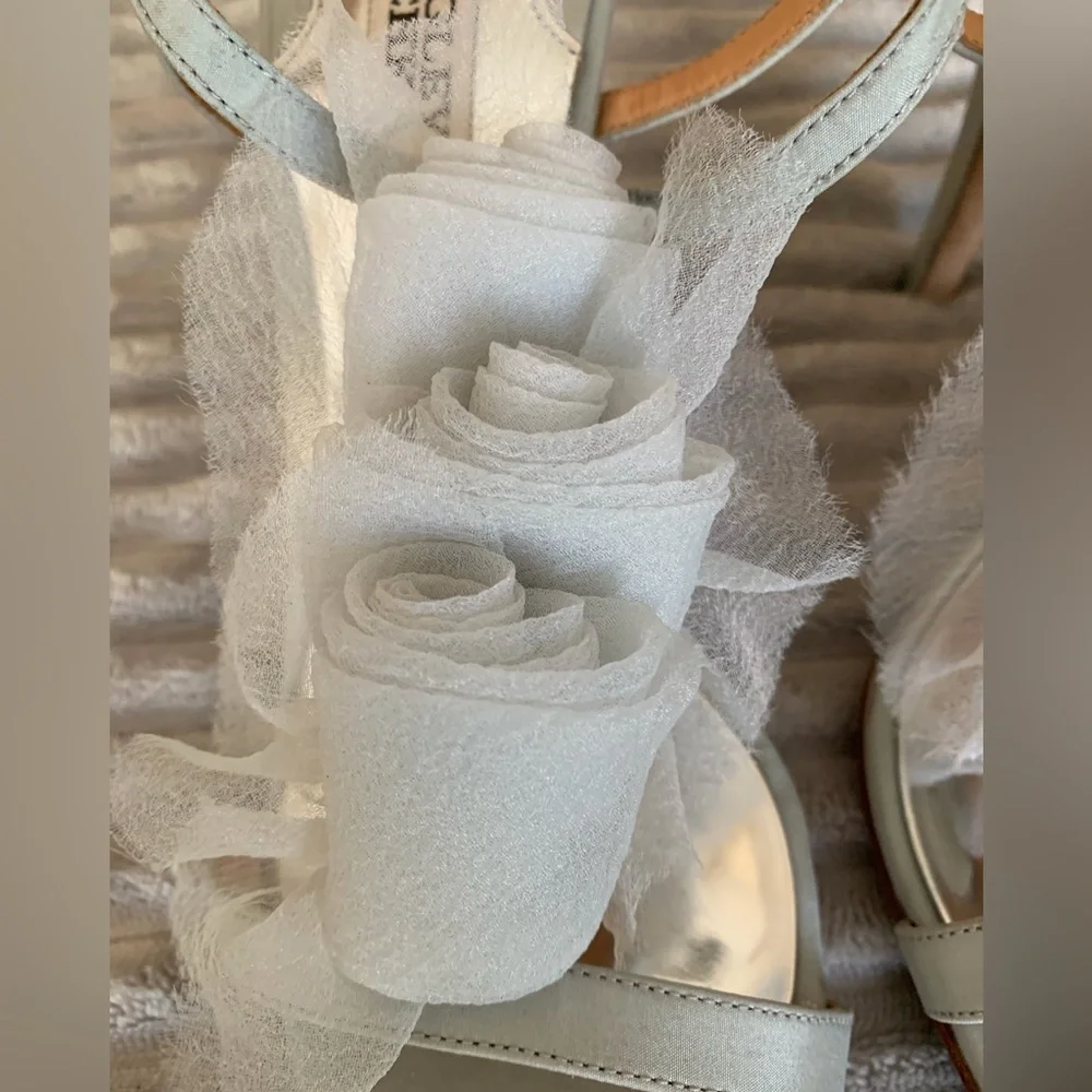 Badgley Mischka Cissy T-Strap Sandals Gray Floral Tulle Bridal Heels 9M‎